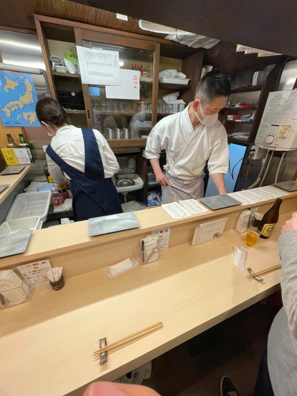 立喰い寿司 あきら 店内